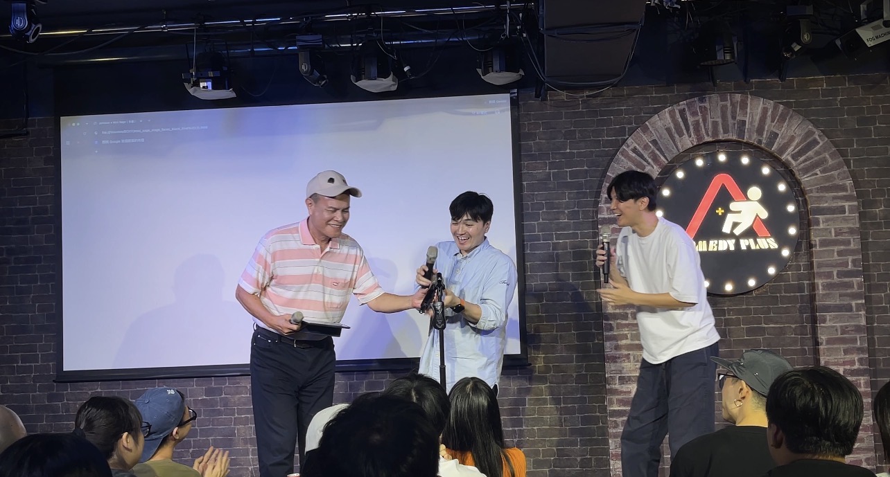 Johnson 帶著 Mini Sage 登上漫才 Open Mic 舞台,與主持人漫才少爺互動