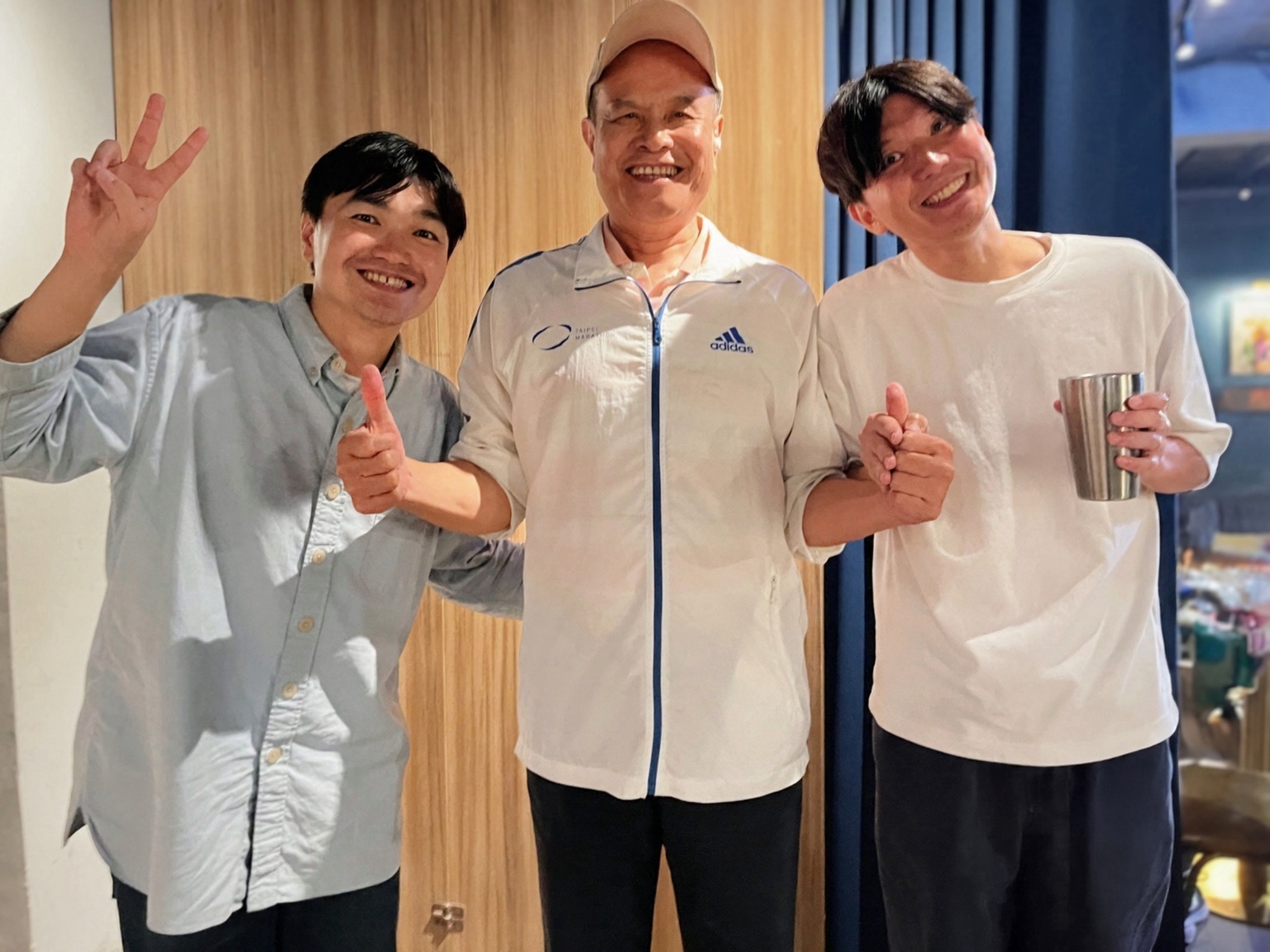 Johnson 與當晚主持人漫才少爺開心合影